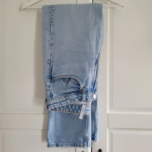 Weekday Voyage jeans W29 L32 - Säljer ett par ljusblå bomullsjeans från Weekday, modell Voyage. Skitsnygg tvätt, älskar dem, men är tyvärr för små 🥲 (är W29-30 för referens). Klädsamt slitage, se bild. Hör av dig med frågor 🌸