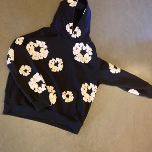 Mörkblå denim tear hoodie - Säljer denna hoodie från denim tear. Färgen är mörkblå med vit tryck. Ja fraktar inom 24 timmar och den sälj för 700 kan diskuteras vid snabbpris👍👍