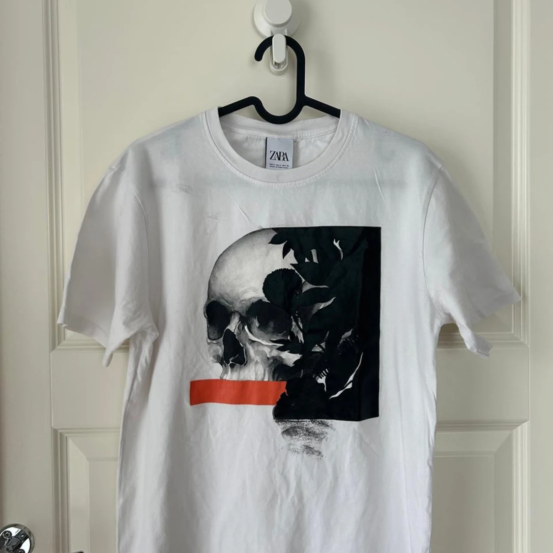 Vit t-shirt med dödskalletryck från Zara - 1