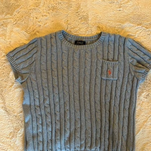 Ralph Lauren stickad tröja - Ralph Lauren stickad blå kortärmad tröja med rosa märke ❣️💙