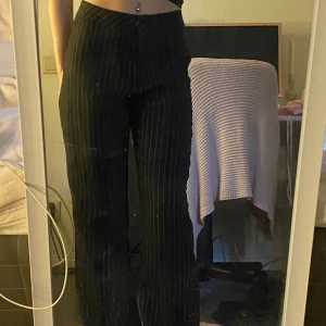Svarta randiga kostymbyxor -  Svarta kostymbyxor från newyorker med vita ränder. Storlek L men skulle säga mer som M. Jag är 171cm.