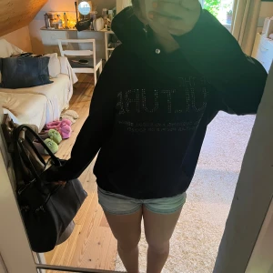 For the culture hoodie - Intressekoll på min blåa for the culture hoodie då den inte kommer till användning. Nypris 900+tull. En liten knapp vid luvan är trasig, skriv för fler bilder.