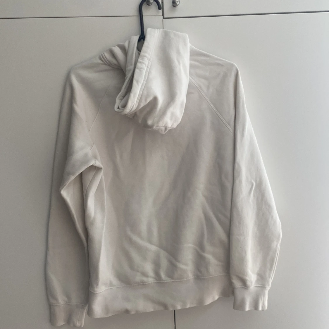 Vit hoodie från GANT med broderad logo - 2