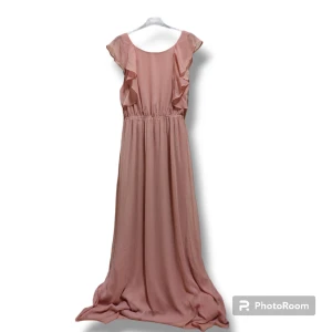 Festklänning i nyskick ( För långa tjejer)  - Lång Bal/festklänning med öppen rygg. Gammelrosa färg från Nelly.   Passar långa tjejer upp till 180cm.  Aldrig Använd, Prislapp kvar.   