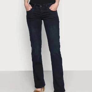 Ltb jeans valerie  - Jätte snygga ltb jeans med så fin passform i modellen valerie, färgen är ”nattblå”💞 fint skick men uppsprättade där nere! Storlek 27/34 o passar mig som brukar ha S! Säljer även mina svarta ltb jeans om ni är intresserade🙌 Tveka inte vid frågor❣️