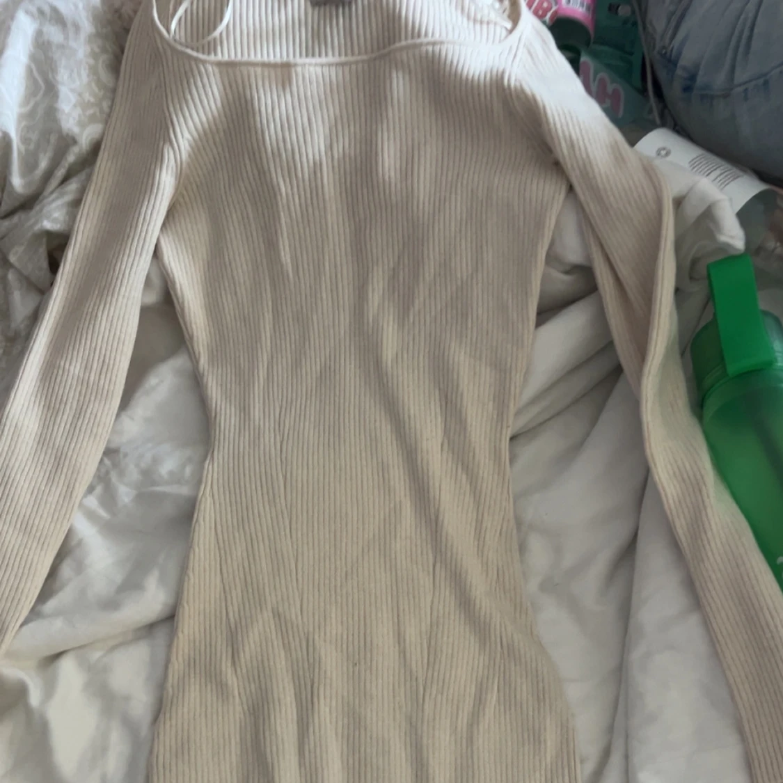 Ribbad beige klänning från H&M XS