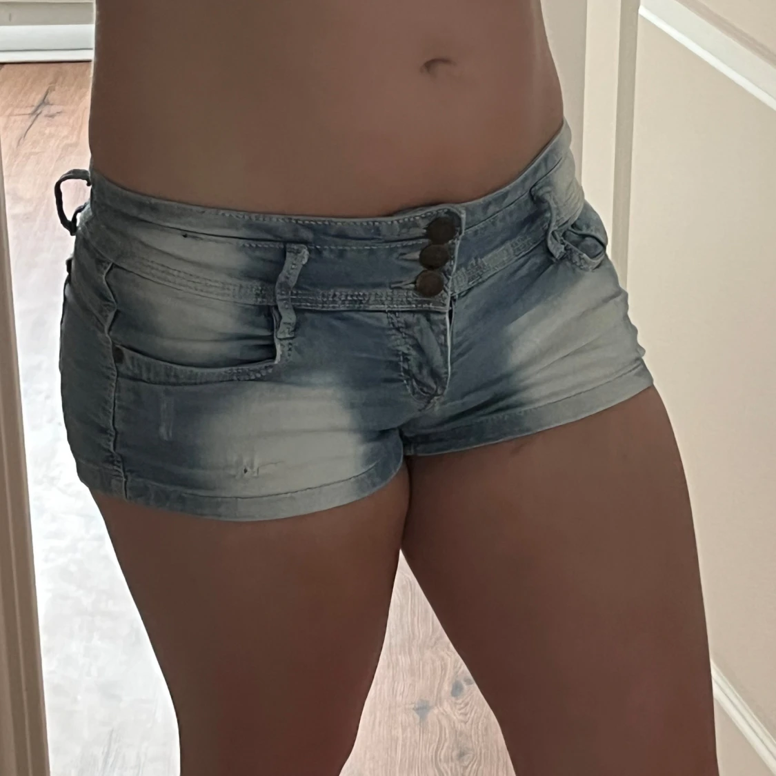 Lågmidjade ljusblå jeansshorts - 1