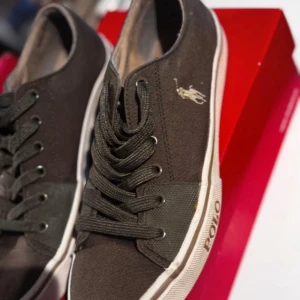 Klassiska sneakers från Polo Ralph Lauren i olivgrön canva - SKICKAS SNABBT 📦Klassiska sneakers från Polo Ralph Lauren i olivgrön canvas. Snygga, bekväma och stilrena. Sparsamt använda – se bilder.     ✔️ Storlek: 42 ✔️ Skick: Väldigt bra ✔️ Märke: Polo Ralph Lauren ✔️ Unisexmodell  Nypris ca 1000 kr – mitt pris: 600 kr  