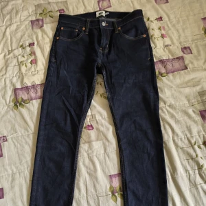 Mörkblå jeansbyxor från lager 157. - Snygga mörkblå jeansbyxor från 157, använda enbart en gång. Är du intresserad? Hör av dig! 