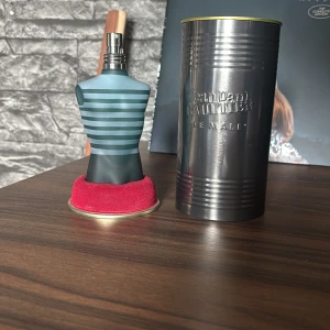 Jean Paul Gaultier Le Male 125ml - Klassisk herrparfym, Le Male från Jean Paul Gaultier, 125ml. Flaskan har en unik design i form av en manlig torso i blågrönt glas med turkosa ränder. Kommer med original metallburk. Eau de toilette med fräsch och maskulin doft.
