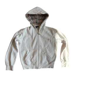 Burberry huvtröja/hoodie  med dragkedja  - Burberry hoodie helt ny o fräsch andvänd en ända gång. Pris kan diskuteras💯