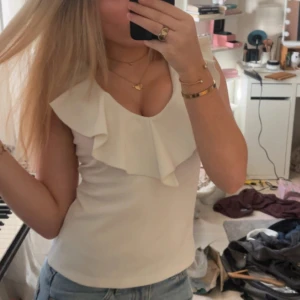 Vit volangtopp - söt topp som inte används längre. Den har lite defekter så skriv om du är intresserad så får du fler bilder. 