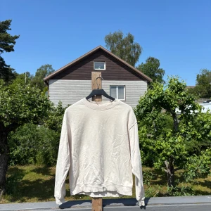 Beige sweatshirt från Monki - Enkel och stilren beige sweatshirt från Monki i storlek S. Tröjan har rund halsringning, ribbade muddar och är tillverkad i mjuk bomull. 