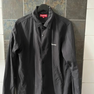 Supreme overshirt/jacka - Cool supreme overshirt/jacka,  Jackan är i jättebra skick förutom att man inte kan stänga andra översta knappen. Se näst sista bild. Går säkert att fixa hos en skräddare om man vill,  Själv så har jag den inte stängd där någonsin ändå. Även ett mikroskopiskt hål som på intet sätt stör eller påverkar utseendet eller känslan på jackan (se sista bild)