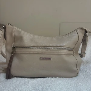 Axelväska  - Jättesnygg väska som passar till allt. Fint skick!