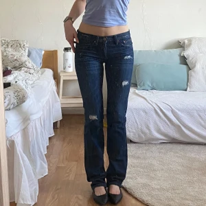 vintage lågmidjade mörkblå jeans !! - så snygga vintage mörkblå lågmidjade jeans från Banana Republic med slitna detaljer💞. de har en klassisk femficksdesign och en knappgylf. älskar de men säljer då de är lite för små, jag är 170 och de passar perfekt i längden!!