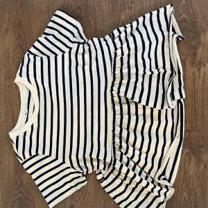 Randig volang topp från Zara - Säljer nu den tidigare trendiga toppen från Zara. Storlek L men passar M och XL också. Säljer för 90kr💗