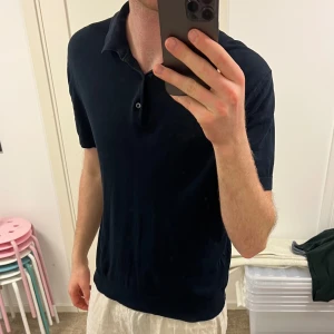 Två pikétröjor från COS - Säljer två stilrena, stickade pikétröjor från COS. Perfekt kombination mellan avslappnat och uppklätt. Nypris 1000kr styck, säljer båda för 600 eller 350kr styck. Den ena är mörkblå och den andra mörkgrön. Storlek M