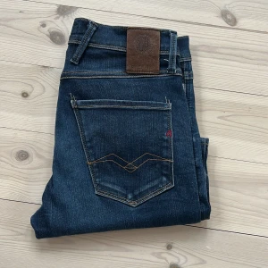 Replay anbass hyperflex  - Säljes ett par mörkblå Replay Anbass jeans med en diskret sömn och hyperflex. Jeansen är i otroligt bra skick med en lättare tvätt. Storlek 29W 32L men passar 28W.