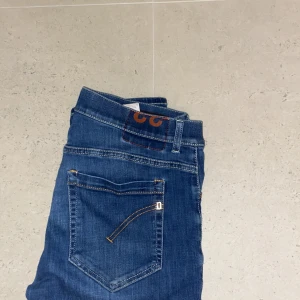 Dondup Jeans george DETOX EXCLUSIF - Fräscha dondup george jeans DETOX. Jeansen är i galant skick och är i storlek W33 fast passar även W32 då modellen är george. Kontakta vid intresse och vid midjemått samt benlängd! Först till kvarn för ett bra pris. Riktigt fin slitning vid knät som får dig o stå ut lite mer bland ditt gäng!