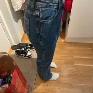 Bikbok jeans  - Jeans från bikbok som inte passar längre, storlek W25 L32, mid waist och väldigt stretchiga i midjan. Använda 1 gång, pris kan diskuteras via snabb affär ☺️