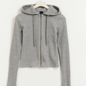 Zip hoodie  - Säljer denna zip hoodie från Gina då den inte kommer till användning, ser likadan ut som på bild 1 men bilderna blev inte tagna i så bra ljus så skriv för fler bilder om ni vill ha det.  ☺️ Endast använd 1 gång så den är i superbra skick.