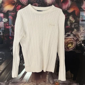 Vit stickad tröja från bondelid - Säljer en stilren vit stickad tröja från bondelid den har ett litet hål under armen! 