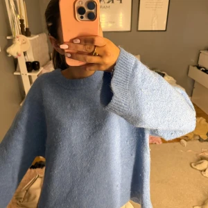 Stickad tröja - Snygg blå stickad tröja ifrån ginatricot i storlek s, Använd fåtal gånger och är i mycket bra skick. Hör av dig för fler frågor!👍🏼😊💖