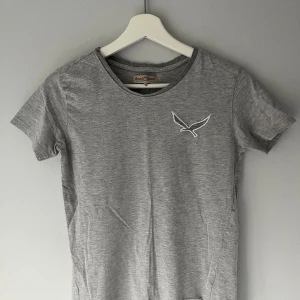 Grå t-shirt lager 157 Iconic Sport - Grå T-shirt från lager 157 iconic sport i jättefint skick