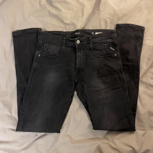 Svarta jeans från Replay - Feta svarta jeans från Replay i modellen Anbass, Storleken är 32/32 och de är sällan använda. Hör av er vid fråga eller fundering.
