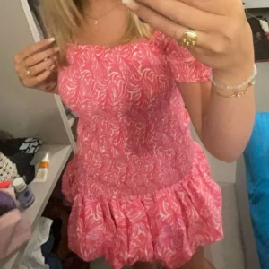 Off shoulder klänning  - Säljer en söt rosa off shoulder klänning från hm! 🥰Endast använd en gång!💞