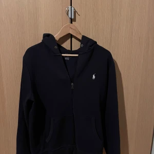 Fet ralph lauren zip hoodie - Säljer en fet polo hoodie. Inga snören men annars okej skick! Kom med frågor eller för fler bilder! 