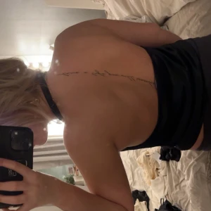 Svart halterneck topp - Snygg svart halterneck topp med draperad framsida. Perfekt för en kväll ute eller en speciell tillställning. Toppen har en elegant och stilren design som framhäver axlarna.