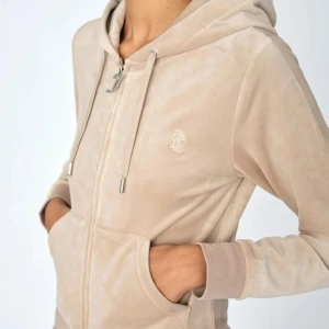 Juicy Couture set  - Säljer mina beigea Juicy Couture byxor och tröja i strl S då dem aldrig kommer till använding. Sparsamt använda. Materialet är fortfarande väldigt mjukt och skönt. 💕 om du vill ha hela setet då 650 för hela annars 350 för enstaka byxa/tröja