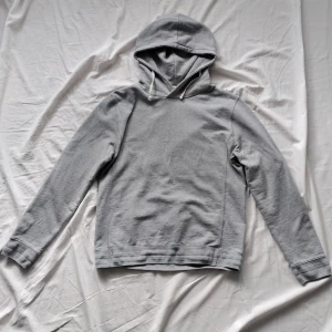 Grå hoodie  - Grå hoodie från fillipa k otroligt snygg lite kortare en andra hoodie’s med någon centimeter inga tecken på användning vad man kan se med blotta ögat använt fåtal gånger. Vita feta snören, och även en z luva eller vad det nu kallas. Minsta lilla fråga så är det bara fråga! 👍köp den snölla   PRIS KAN DISKUTERAS!??!,!🗣️👍🏿