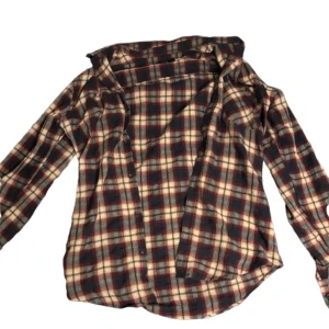 Rutig skjorta/overshitt - Säljer en snygg rutig skjorta från Smog i blått, rött och vitt. Skjortan har långa ärmar och knappar framtill. Perfekt för en avslappnad stil. ‼️Lite stor i storlek‼️Ger lite Avicii vibes om ni gillar sådant💯Priset är ej hugget i sten 🪨 skriv om ni undrar något🙏