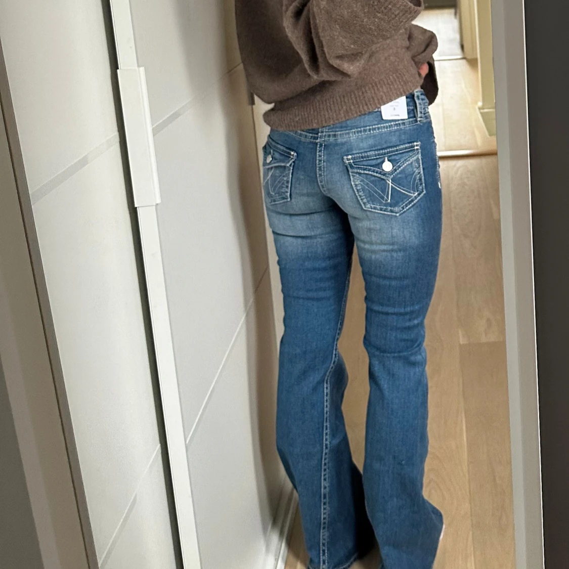 Blå bootcut jeans med slitningar - 4