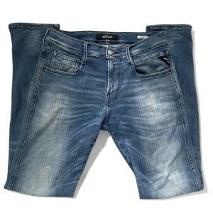 Replay Anbass blå - Snygga blå jeans från Replay i toppskick. Jeansen har inga defekter och mitt pris är 499 men kan diskuteras. Hör av er vid minsta fundering eller behov av fler bilder