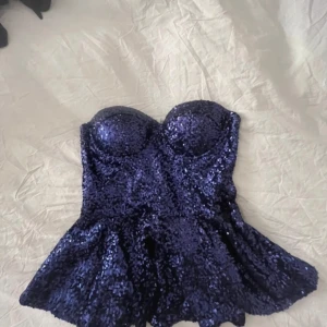 Mörkblå paljettopp  - (Lånade bilder) Snygg blå paljettopp. Köpte på Vinted men den var tyvärr ganska stor i bysten. Ingen dragkedja där bak, den är sydd. 