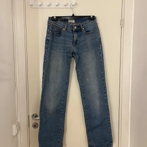 Blå jeans från Abrand Jeans - Snygga, lågmidjade, blå jeans från Abrand Jeans. Storlek Au 8/26 och passar till en person med ca storlek S💕modellen heter A’99 Low Straight!