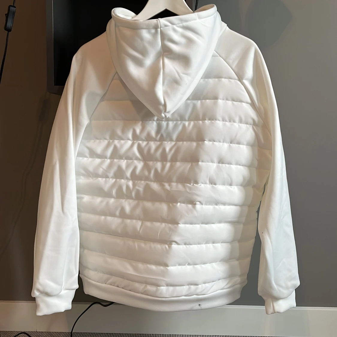 Säljer en vit cardigan med luva. - 1