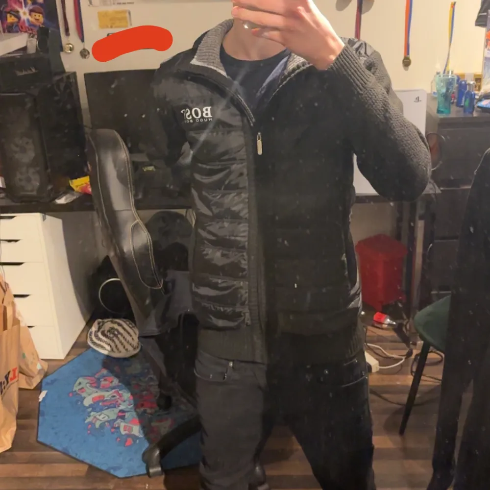 Säljer en stilren svart jacka från Hugo Boss med dragkedja. Otroligt skön o varm insida så den kan användas när de är kallare ute. Helt oanvänd. Har inge kvitto då de var en present. Priset går att diskutera. Takit.
