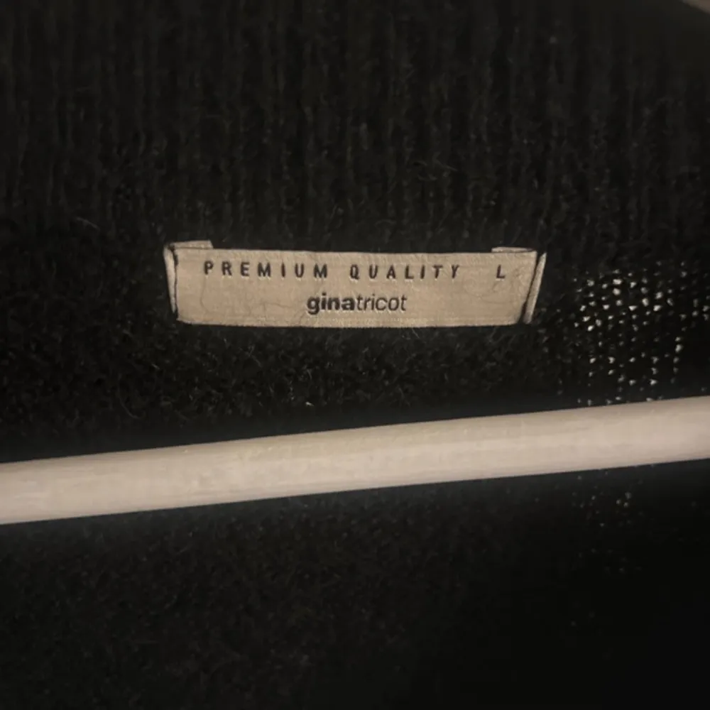 Säljer en mysig stickad tröja från Gina Tricot i svart och grå/brun. Tröjan har ett randigt mönster och långa ärmar. Perfekt för kyliga dagar!. Neuleet.