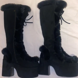 Demonia "camel" dụpe boots - Dụpes av demonias "camel" skor, har endast testat hemma och inte använts ute! Kvaliteten känns bra, dom är väldigt bekväma + stabila! Klacken ligger på ca 11 cm