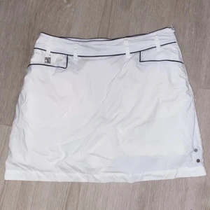 Vit kjol från Röhnisch - Skort, alltså inbygga shorts i kjolen :) Passar även M