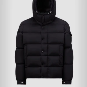 Svart dunjacka från Moncler - Säljer en snygg svart dunjacka från Moncler. Jackan har en quiltad design med en krage och avtagbar huva. Modellen är Black verzere hooded short Down jacket i svart. Stl 2 (Ungefär M) Aldrig använd men utan prislapp, finns kvitto och äkthetsbevis