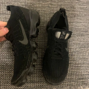 Nike vapormax - Säljer ett par Nike vapormax i storlek 43, säljes billigt på grund av att skorna är punkterade vid ena sidan, se bild. Utöver det är dem helt fräscha!