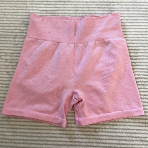  Träningshorts   - Snygga rosa tränings shorts. De har en tight passform som framhäver figuren. Storlek M men men passar s också.🩷🩷