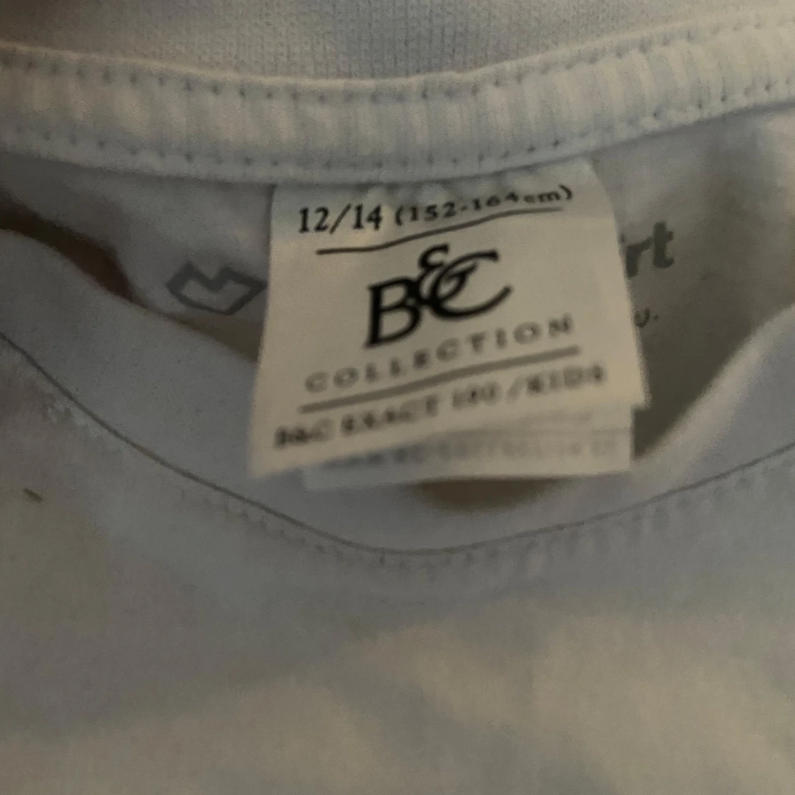 Vit t-shirt med discokula från B&C Collection. - 1