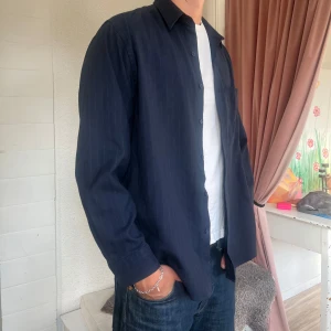 Mörkblå skjorta - Mörkblå skjorta från NN07. Bra skick och sann i storlek.